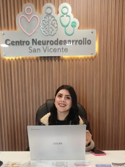 Claudia, recepcionista del Centro Neurodesarrollo San Vicente